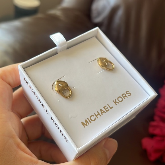 New MICHAEL KORS GOLD TONE HEART LOCK PAVE STUD EARRINGS MKJX7422710 - Picture 4 of 6